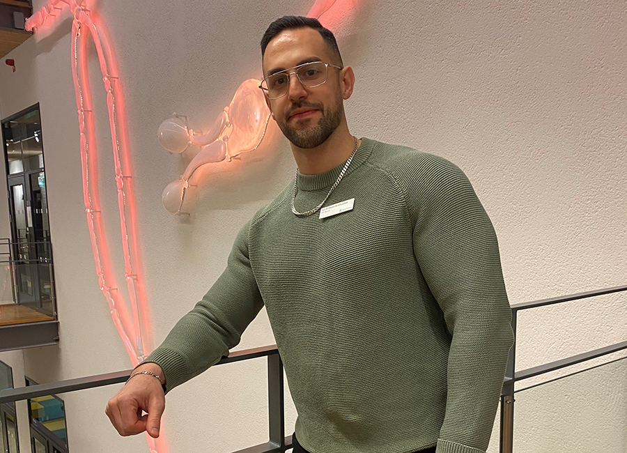 Izz El Deen, AT-läkare