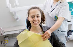 Ungdom i behandlingsstol.