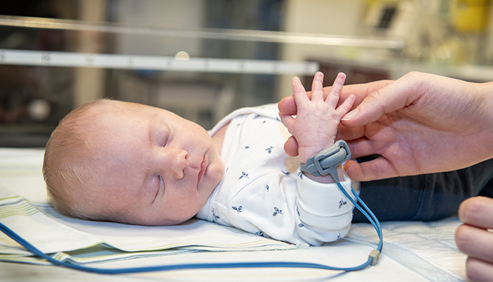 Nyfödd baby på undersökningsbord