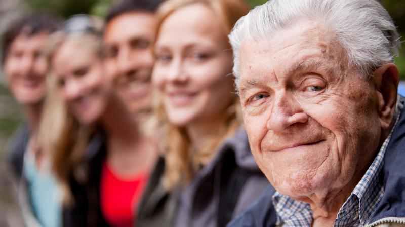 Äldre man och yngre människor