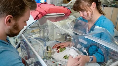 Neonatalavdelningen på USÖ, prematurt barn, med andningshjälp