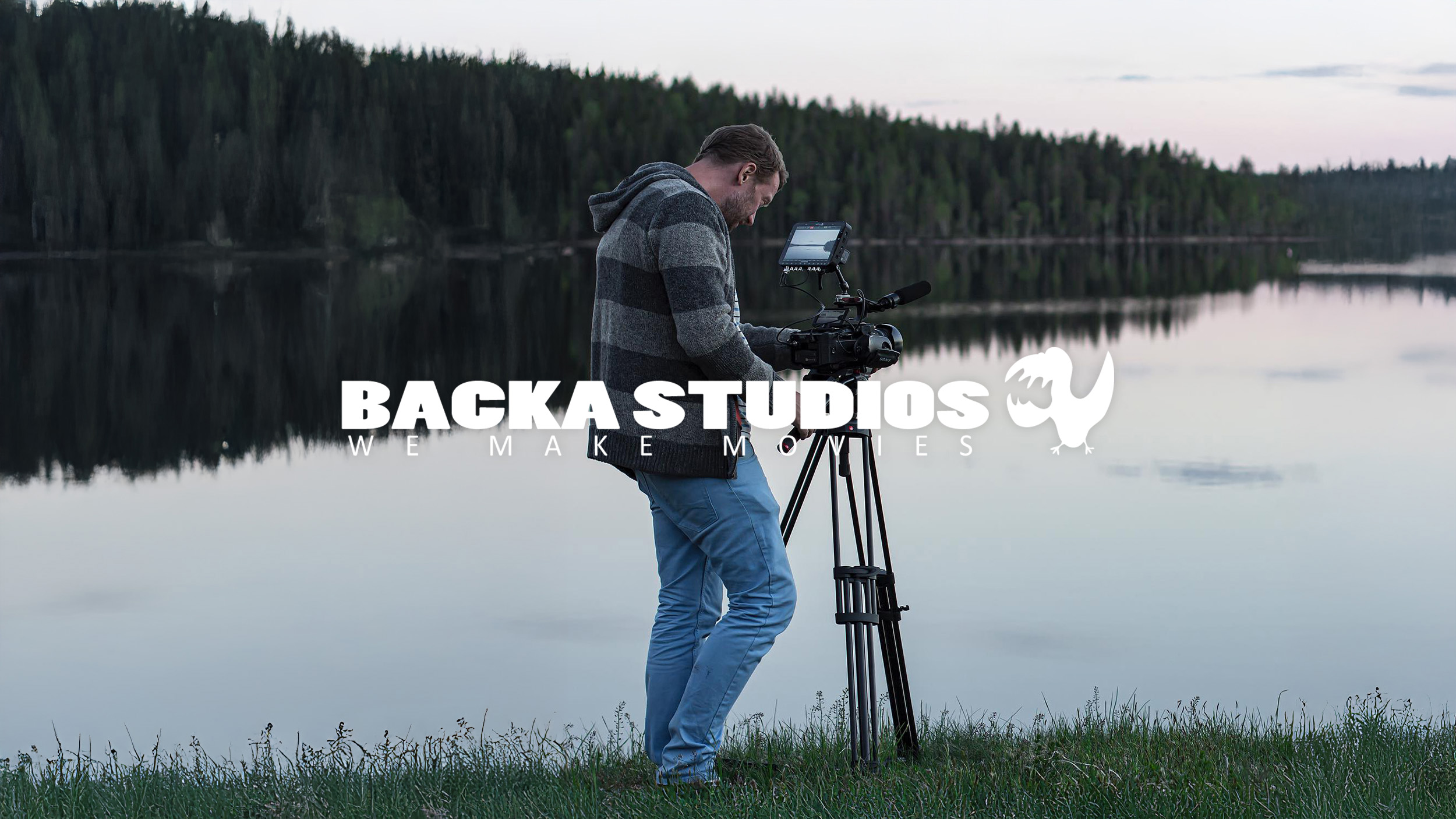 Johnny Wernersson bakom filmkamera vid sjö, text: Backa studios