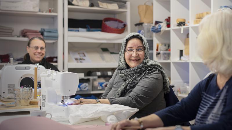 På bild: Från vänster, Pernilla Gråberg, Najla Vakilzadeh, Lena Klinga.S:t Mary i Lindesberg är en verksamhet som vuxit fram av deltagare i arbetsträning. S:t Mary fungerar idag som ett socialt företag inom Linde bergslags församling. Våra produkter ska spegla ett hållbart liv på insidan och utsidan, stilren design, återbruk, naturmaterial och hög kvalitet. Ledorden är Meningsfullhet, Arbetsgemenskap, Rehabilitering och Yrkesstolthet.