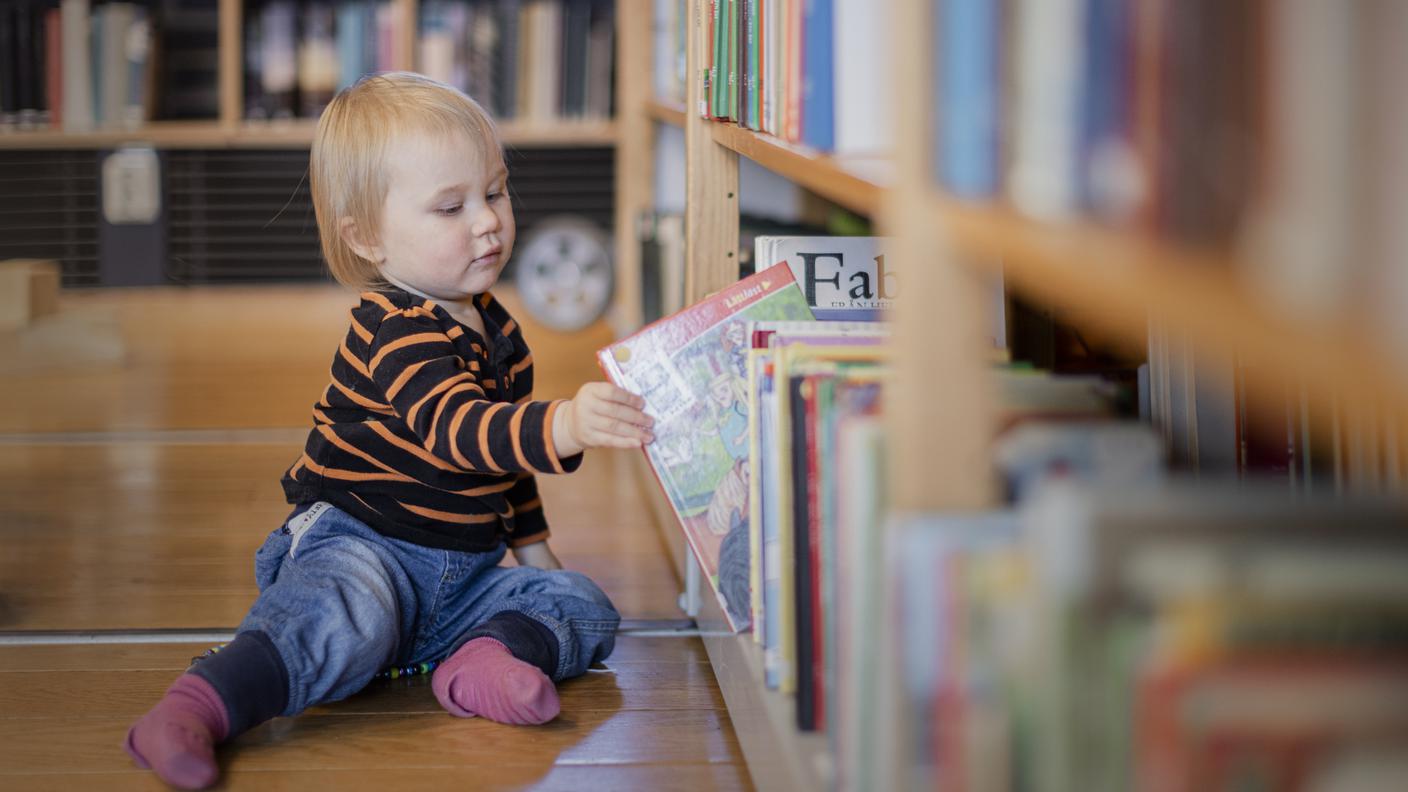 Barnverksamhet på Kumla Bibliotek. På bild Karla, dotter till Ida Blomqvist.