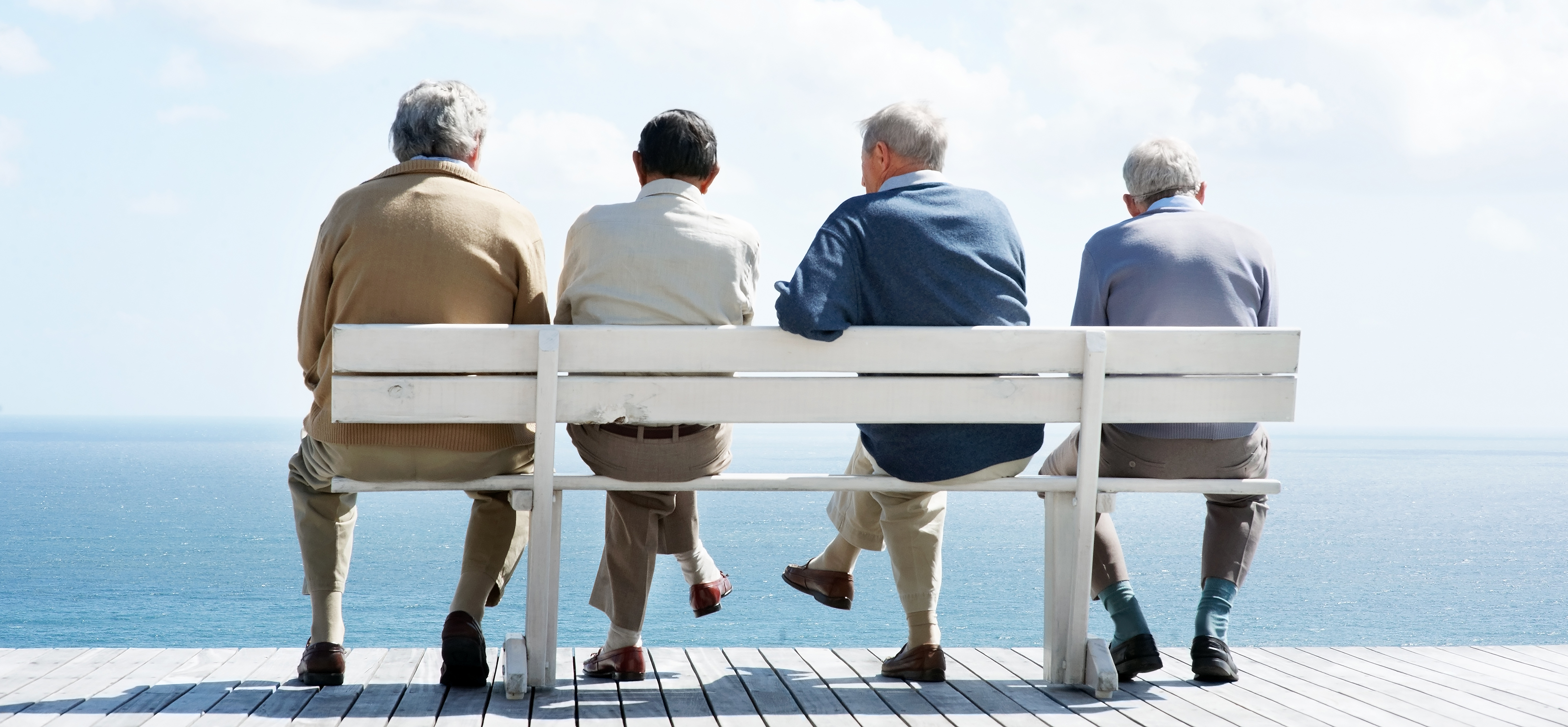 Bild på äldre män som sitter på en bänk.