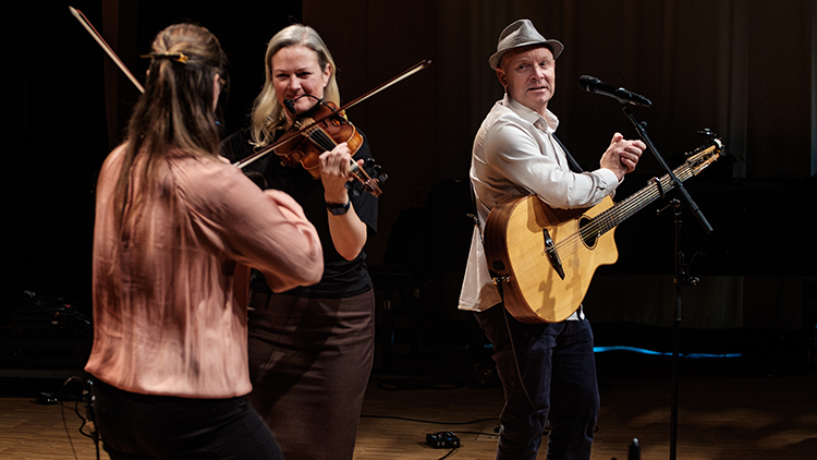 Tre musikanter spelar musik på en scen. Foto: Jerry Eriksson - Region Örebro län